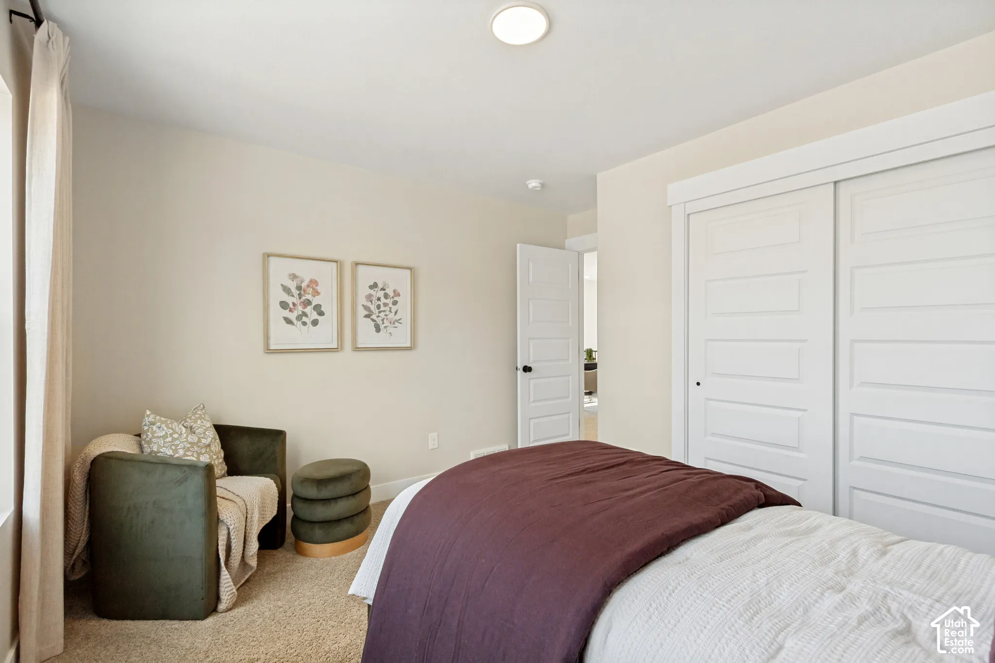 Recessed ceiling light fixture