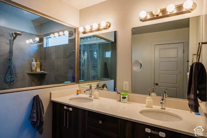 Dual vanity with undermount sinks and light-toned countertops