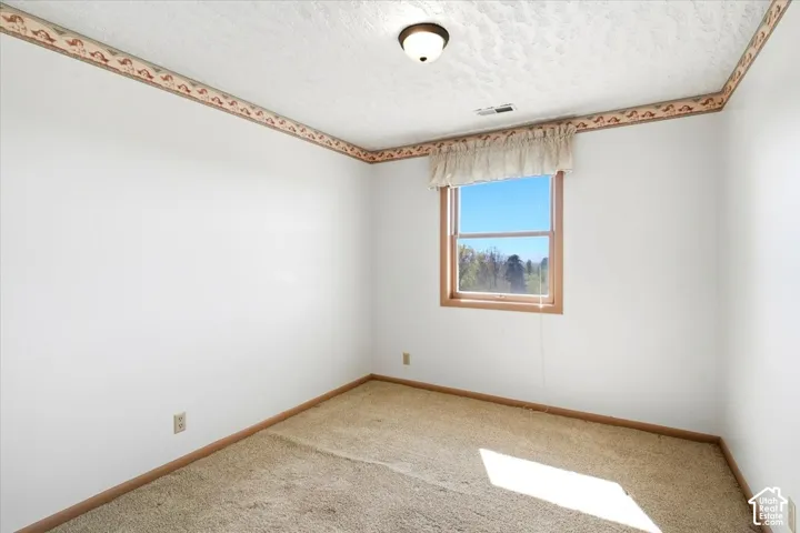 White walls featuring a decorative border