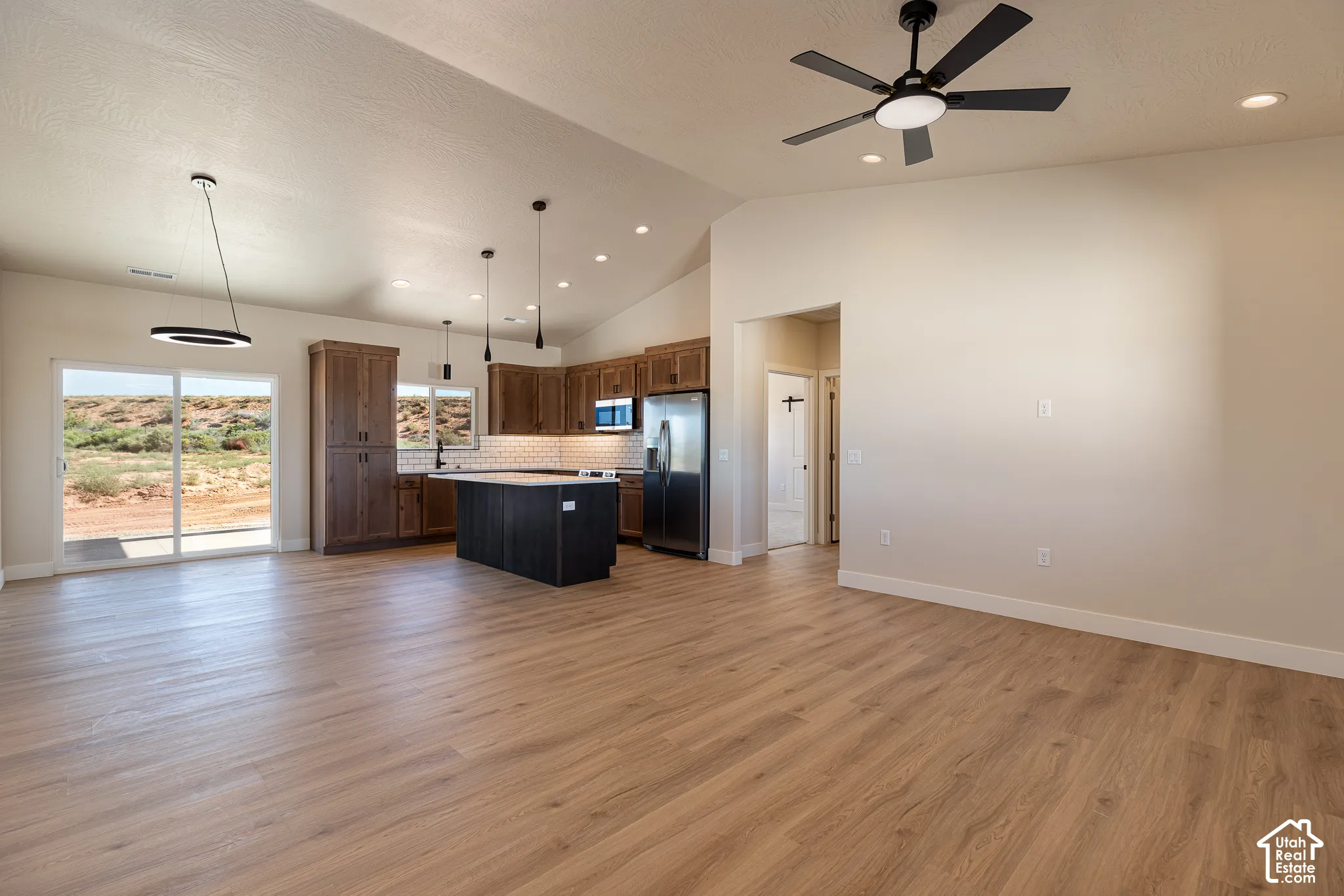 Vaulted ceiling with an integrated ceiling fan and recessed lighting
