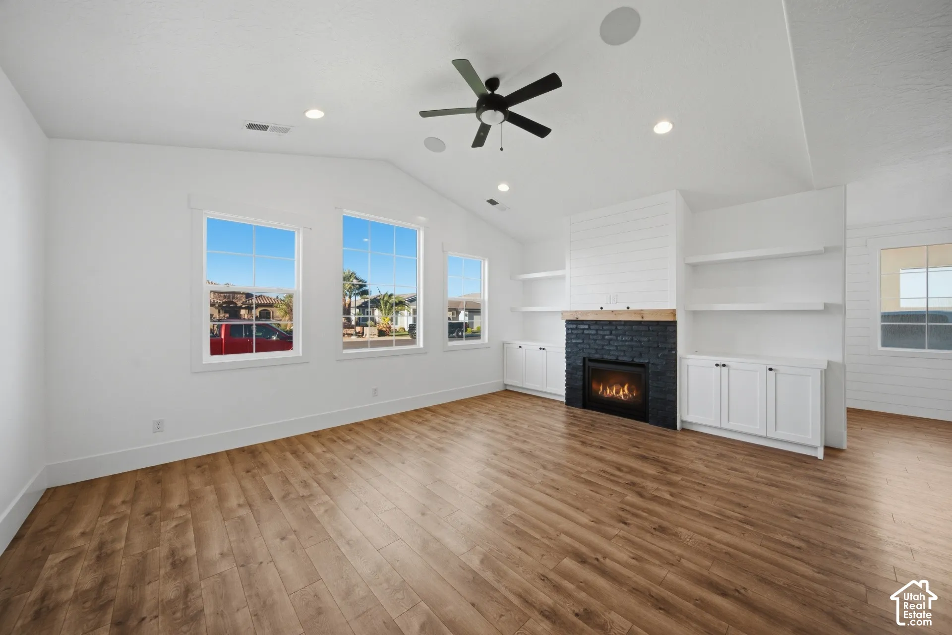 Vaulted ceiling with a ceiling fan