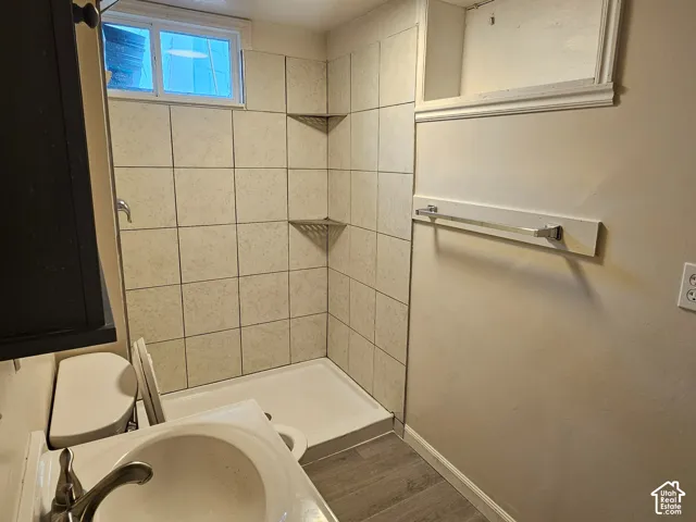 Tiled shower surround with integrated corner shelving