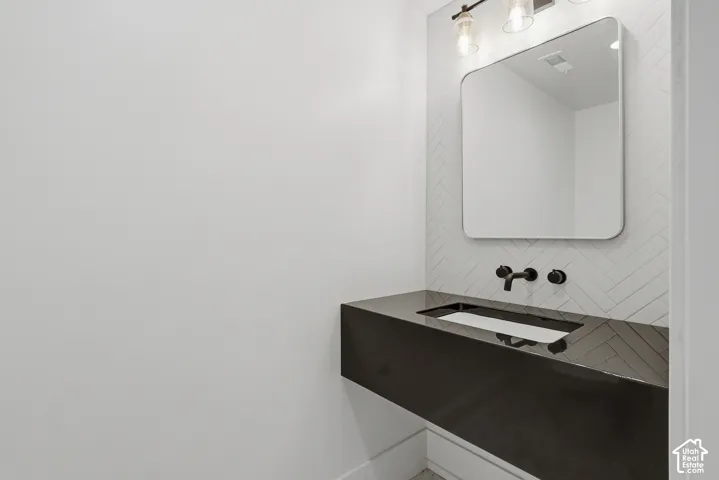 Floating vanity with an integrated rectangular sink
