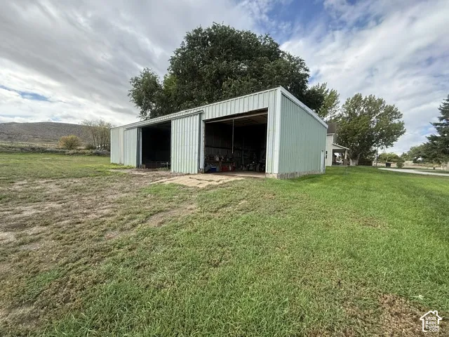 Metal-sided barn featuring multiple bays with open access