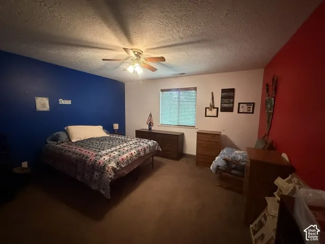 Ceiling fan with integrated lighting
