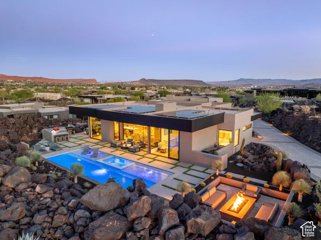 Modern desert architecture with extensive outdoor living