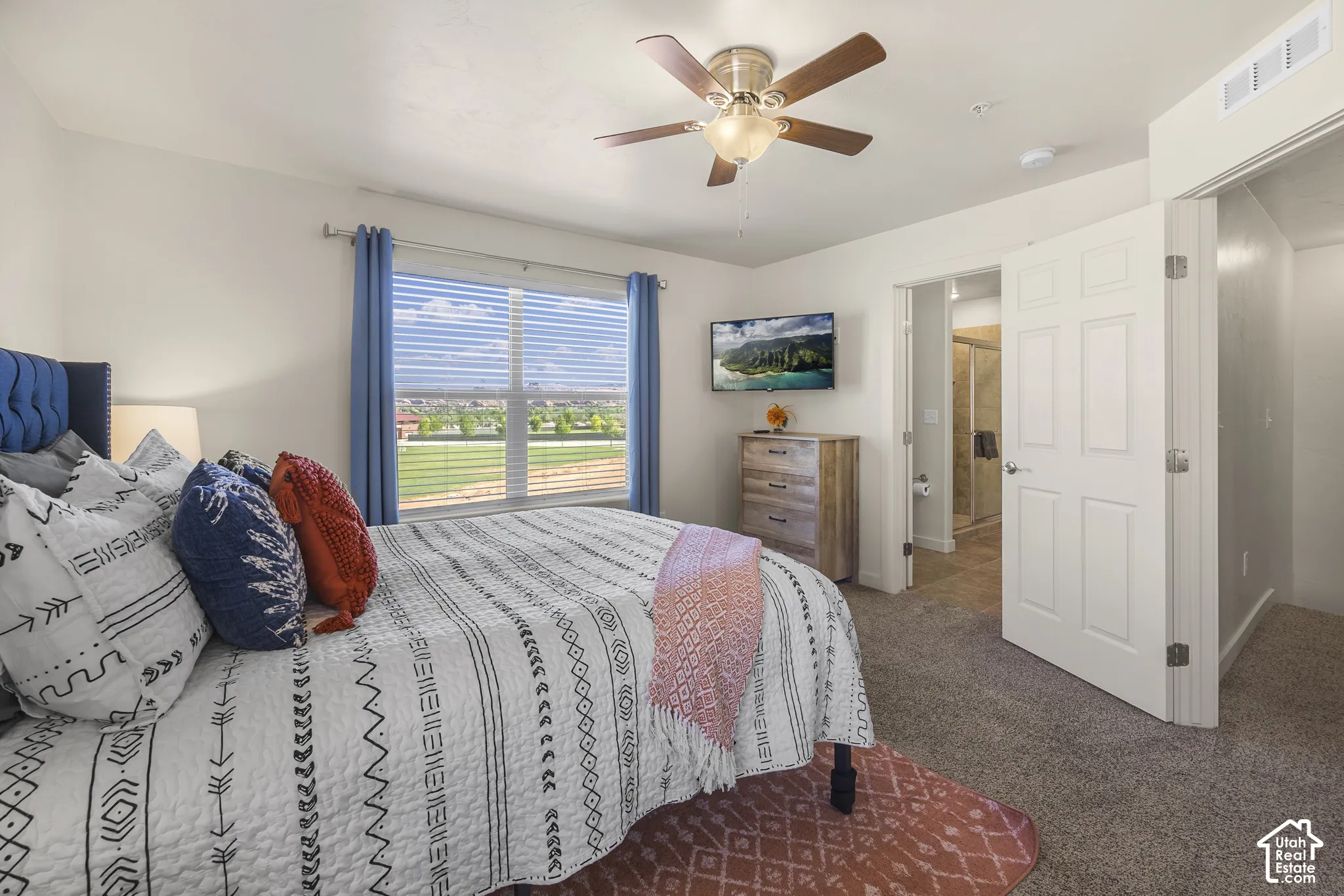Window with horizontal blinds, carpet flooring, a ceiling fan with integrated lighting, and a white six-panel door