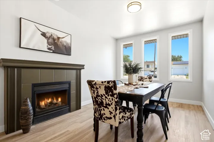 Gas fireplace with tile surround and mantel