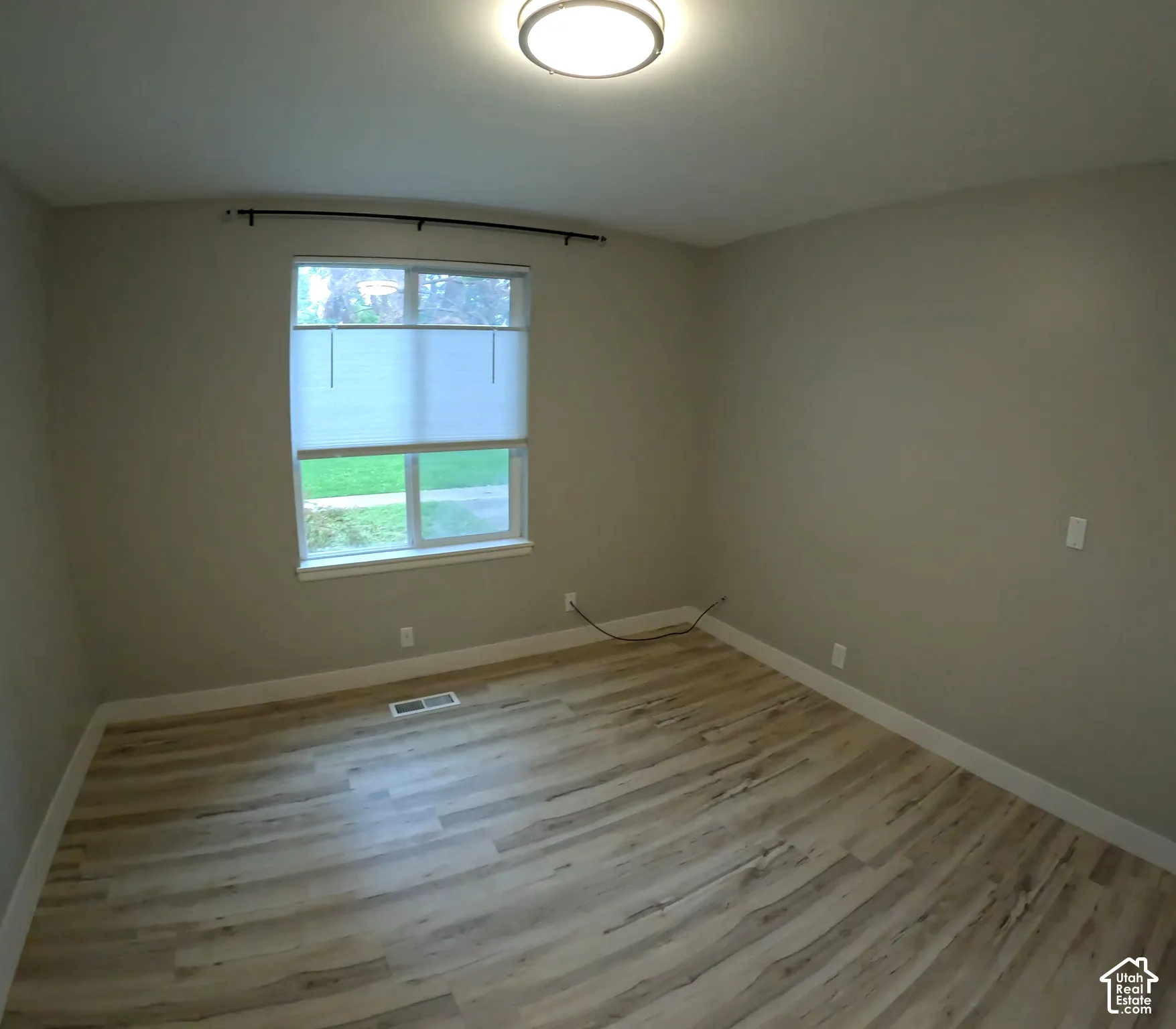 Vinyl flooring with neutral wall tones