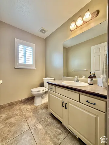 Tiled flooring and a neutral color palette
