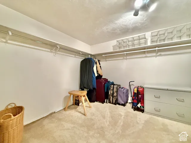 Wall-mounted shelving system with integrated hanging rods