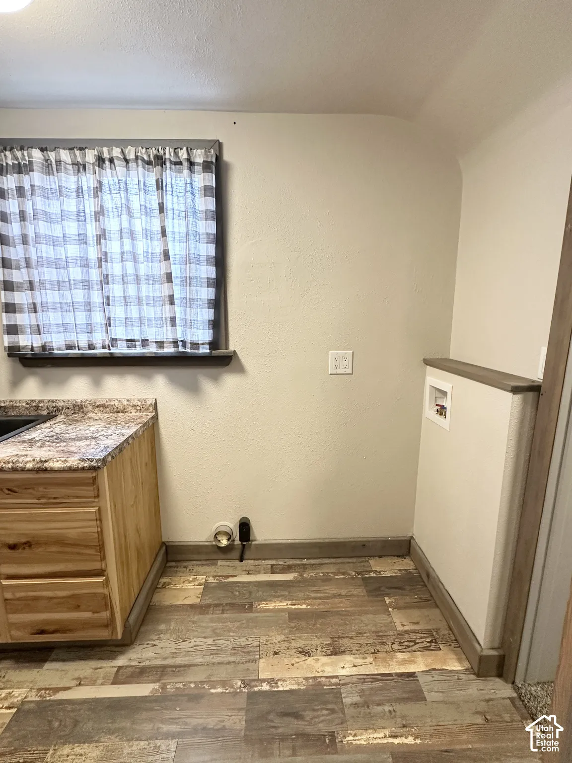 Wood-finish flooring with a varied plank design