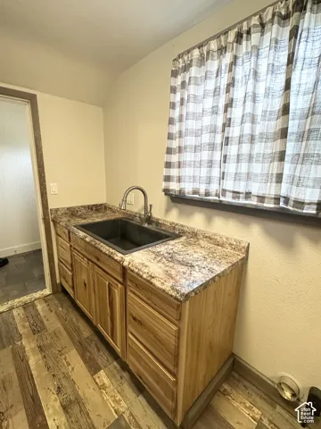 Wood-finish flooring with a multi-tone pattern