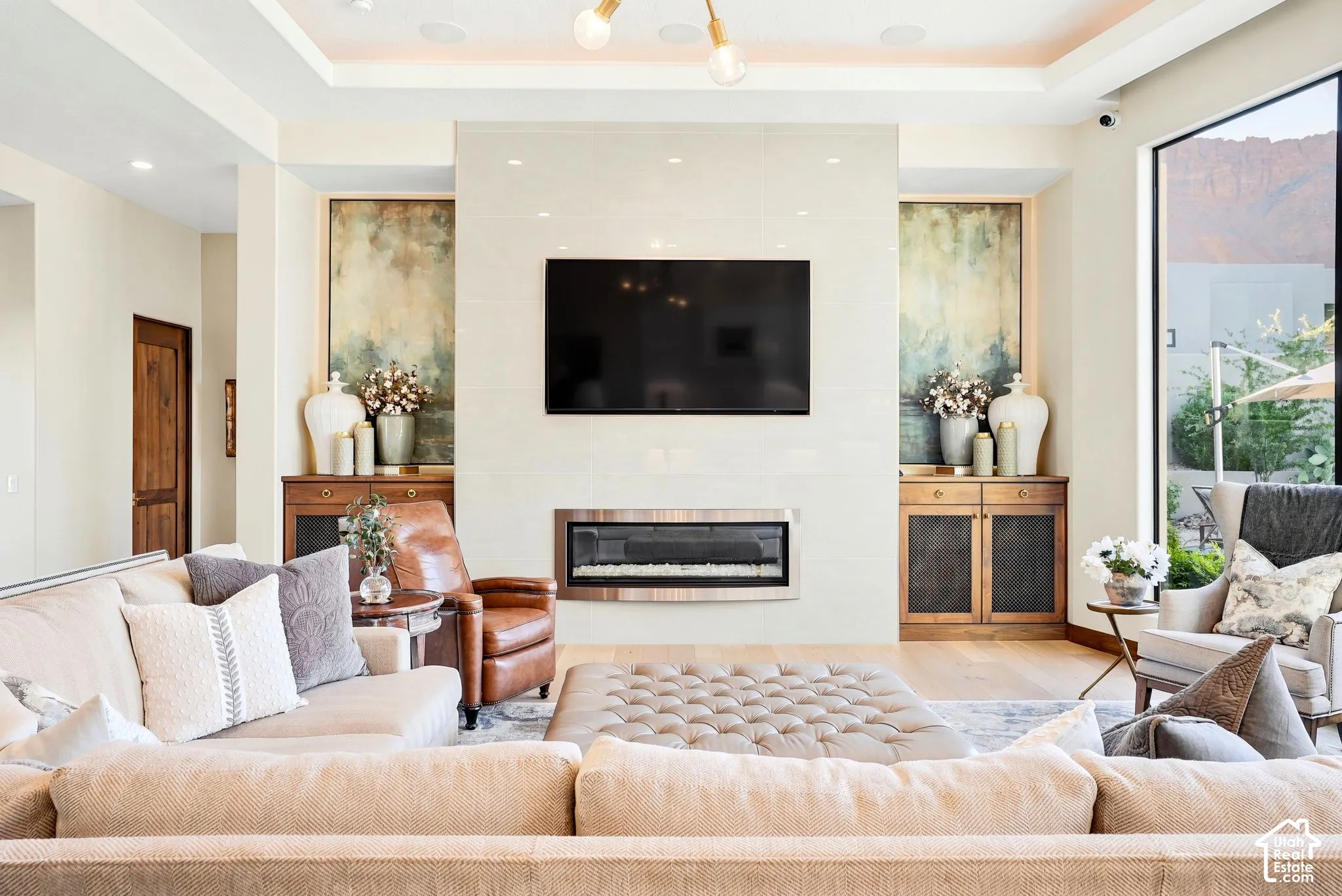 Recessed ceiling with integrated lighting