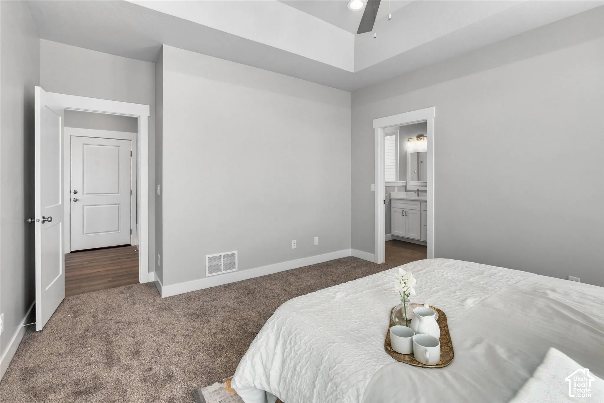 Tray ceiling and ceiling fan with integrated lighting