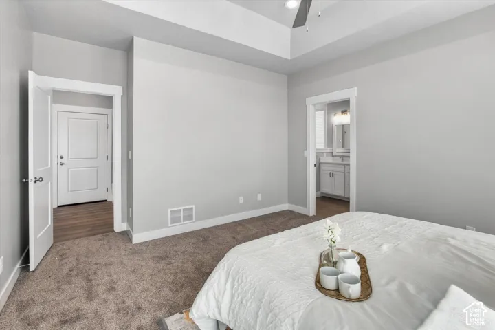 Tray ceiling and ceiling fan with integrated lighting
