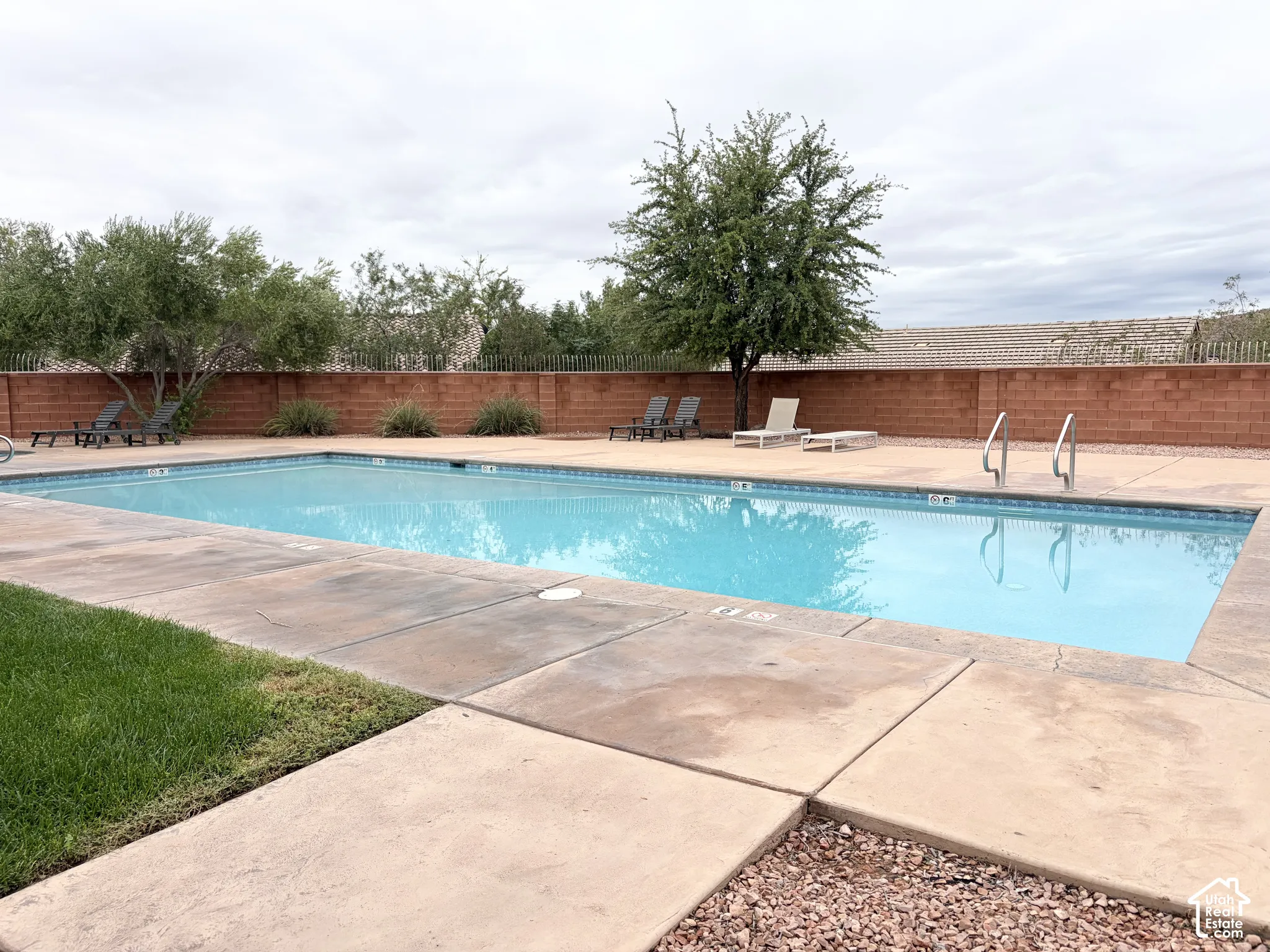 Rectangular swimming pool with integrated entry steps and perimeter tile