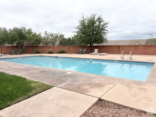 Rectangular swimming pool with integrated entry steps and perimeter tile
