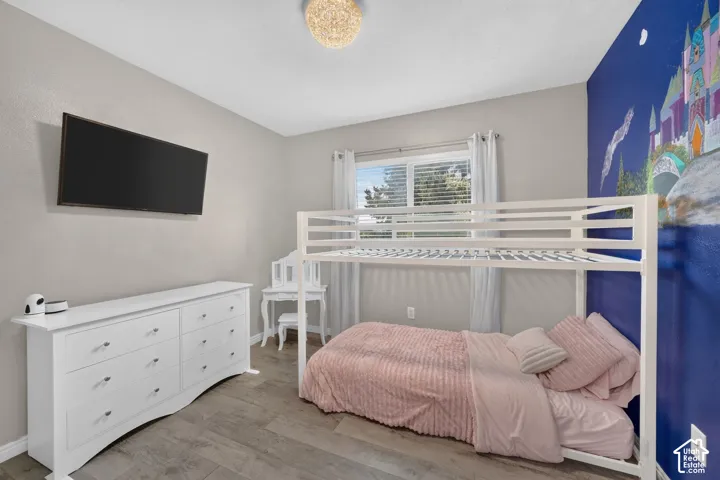 Wood-finish flooring with neutral wall paint