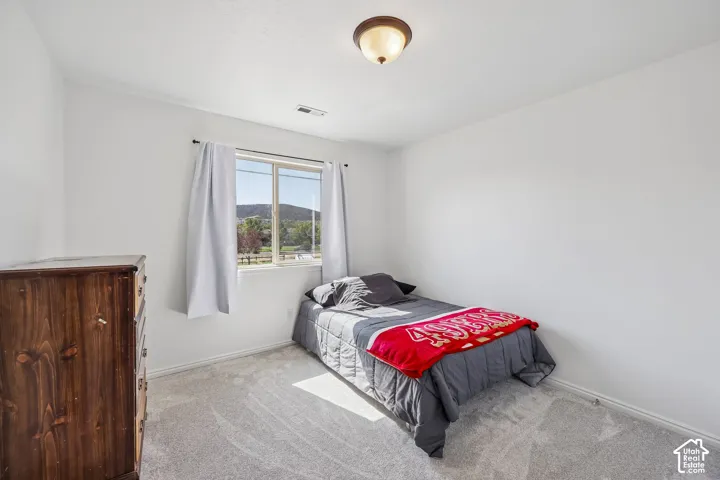 Neutral wall tones, recessed window, and light-colored carpeting
