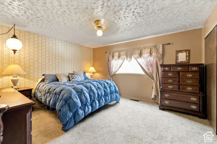 Wall-to-wall carpeting and textured ceiling