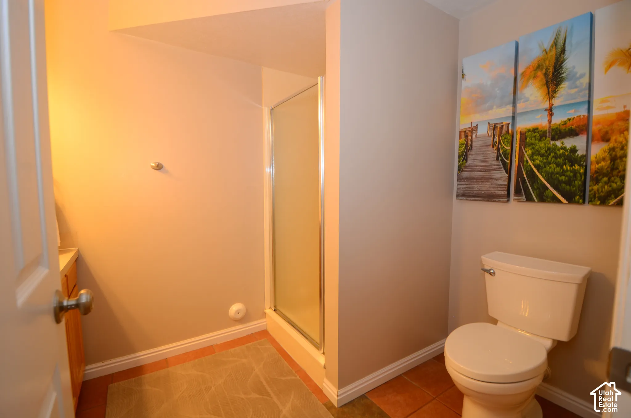 Shower enclosure with clear glass door
