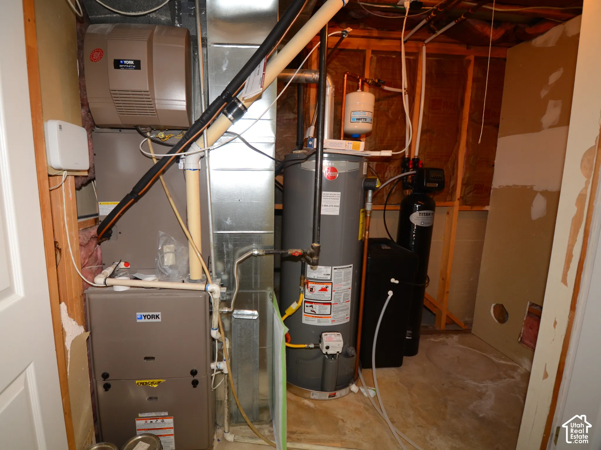 HVAC system, water heater, water softener, and humidifier. HVAC system is dual fuel gas. heatpump and first and second story AC systems. SUPER EFFICIENT!