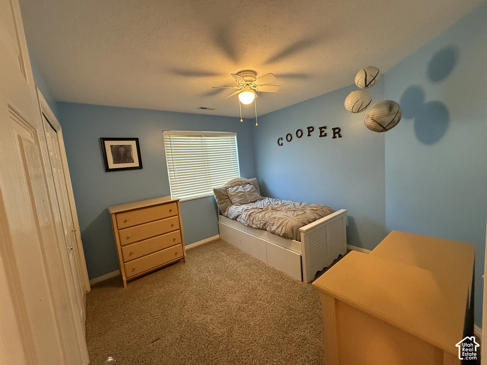 Recessed window with blinds