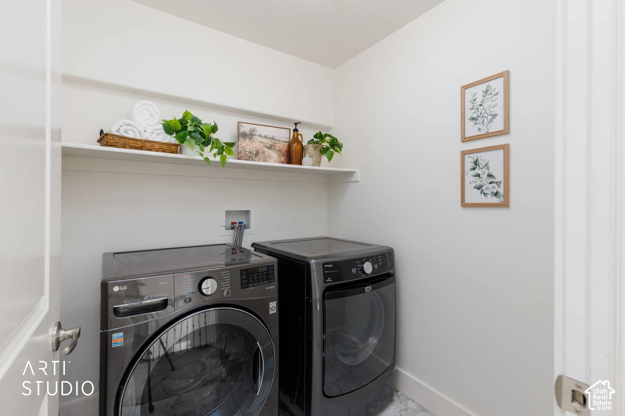 Built-in shelving unit