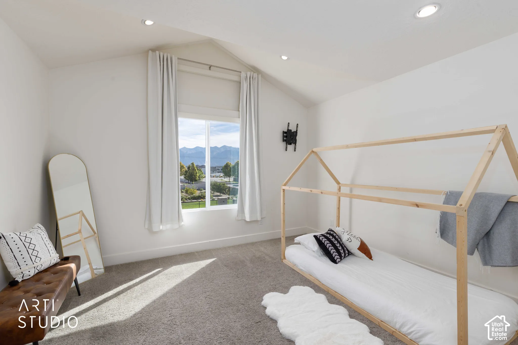 Vaulted ceiling with recessed lighting