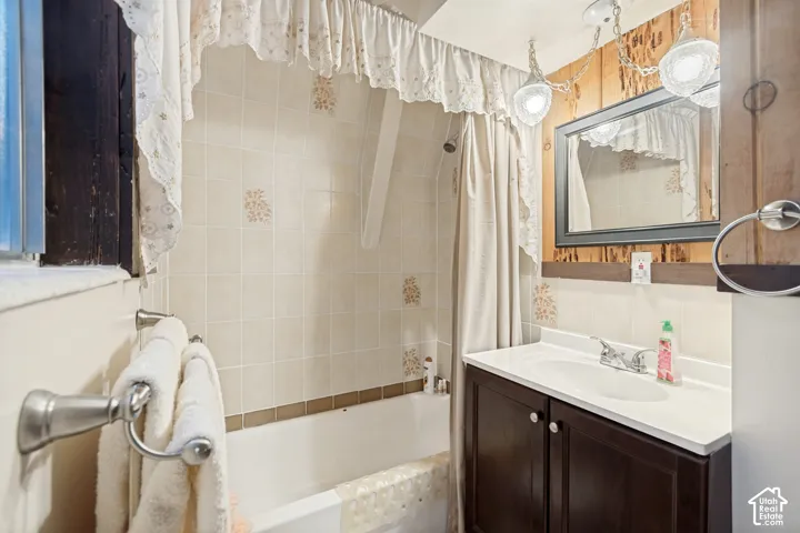 Main floor full bathroom