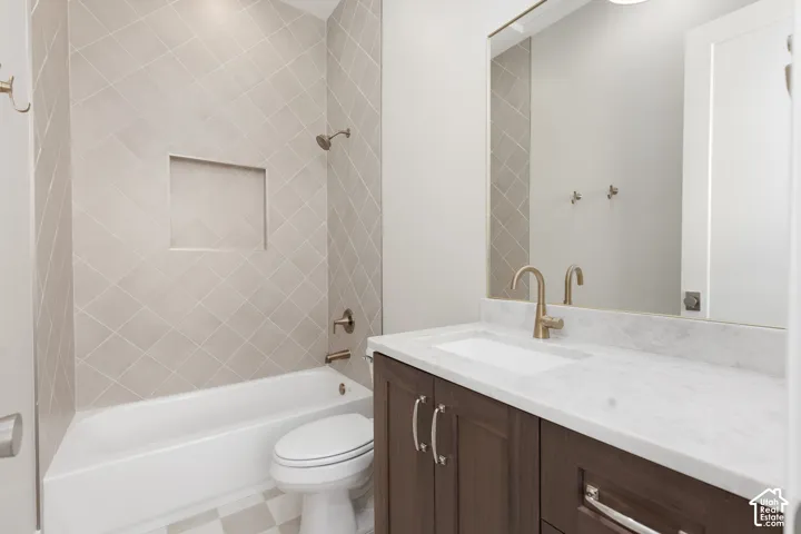 Light-toned diamond-patterned wall tile with an integrated shower niche