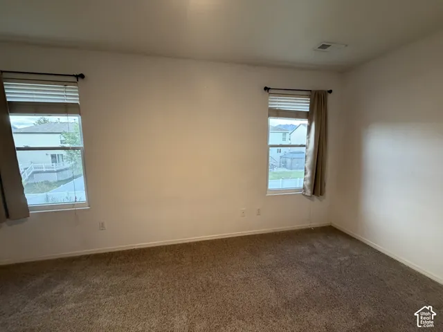 Neutral wall paint with carpet flooring