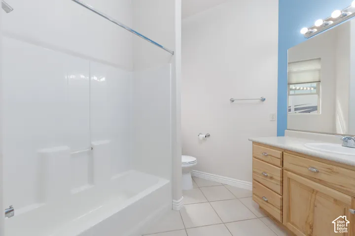 2nd bathroom with white shower-over-tub with integrated shelving