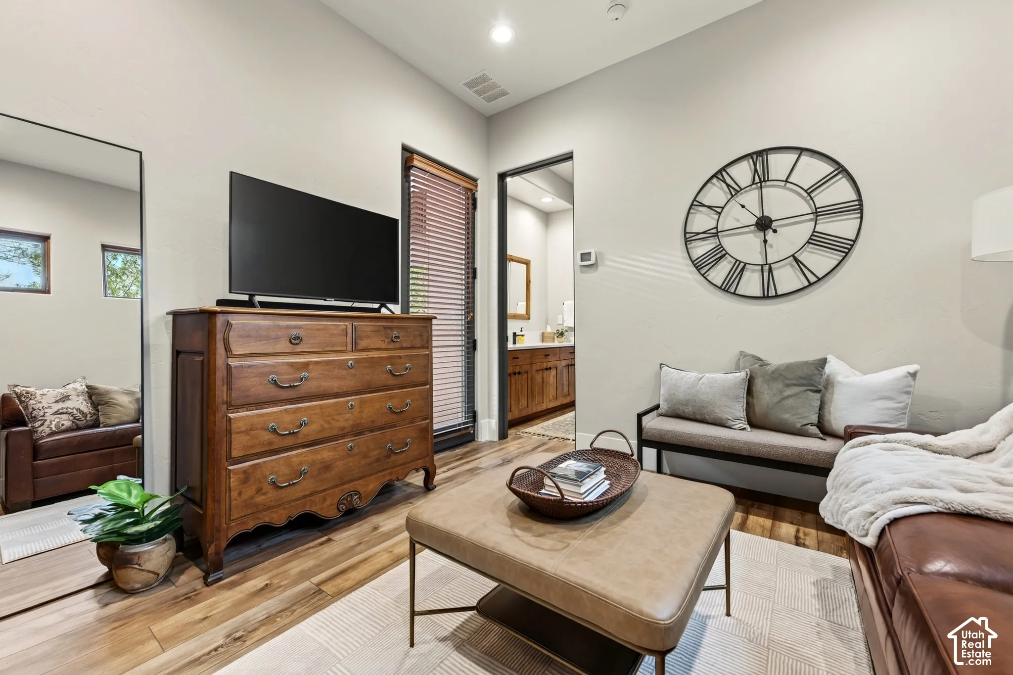 Casita/Guest Bedroom:  Wood-finish flooring throughout