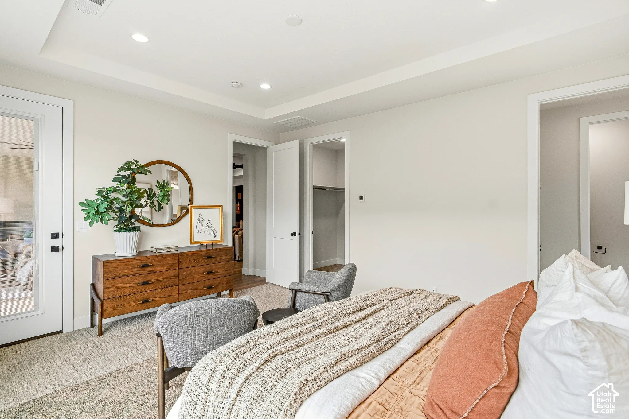 Tray ceiling with recessed lighting