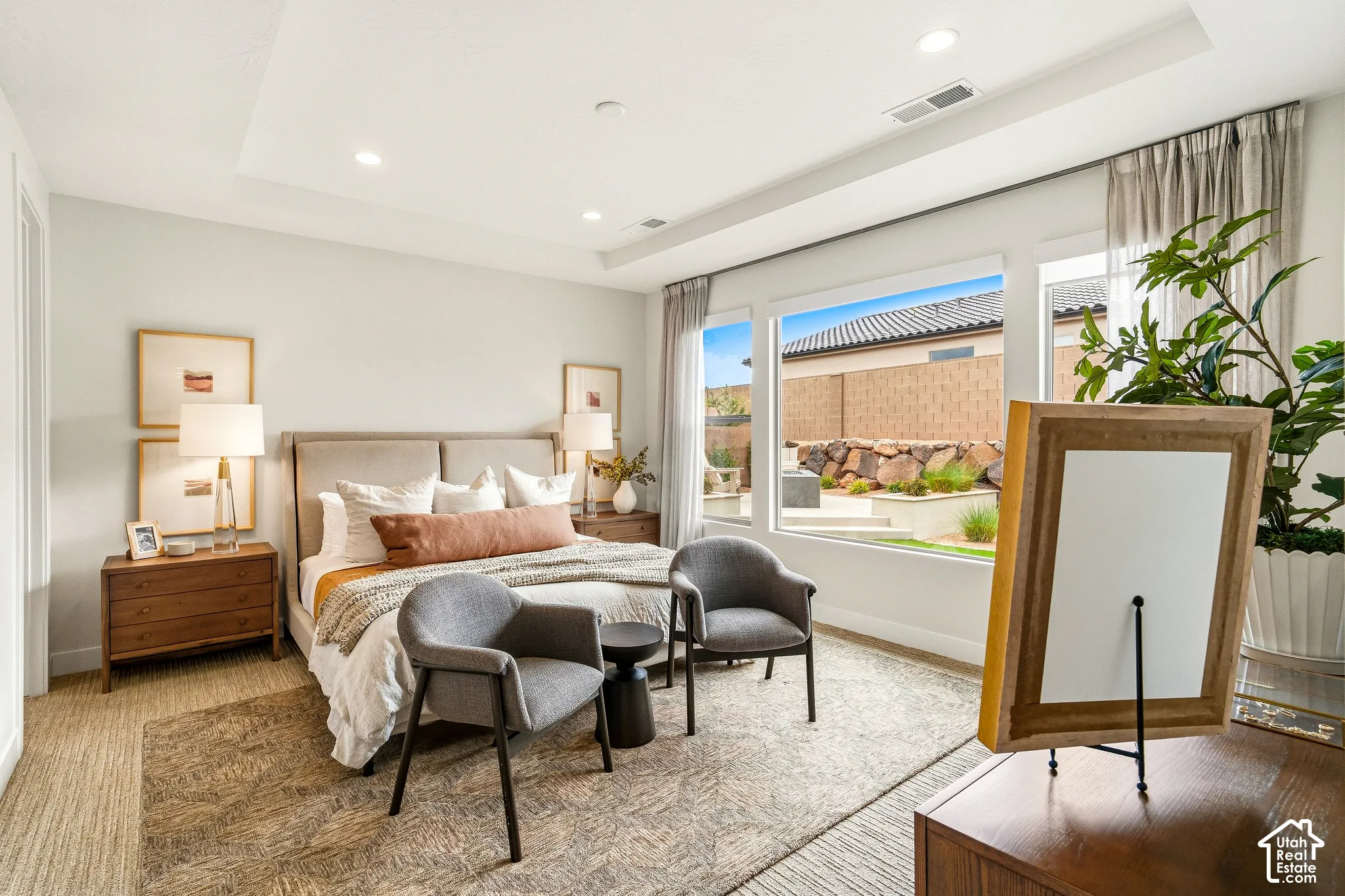 Tray ceiling with recessed lighting