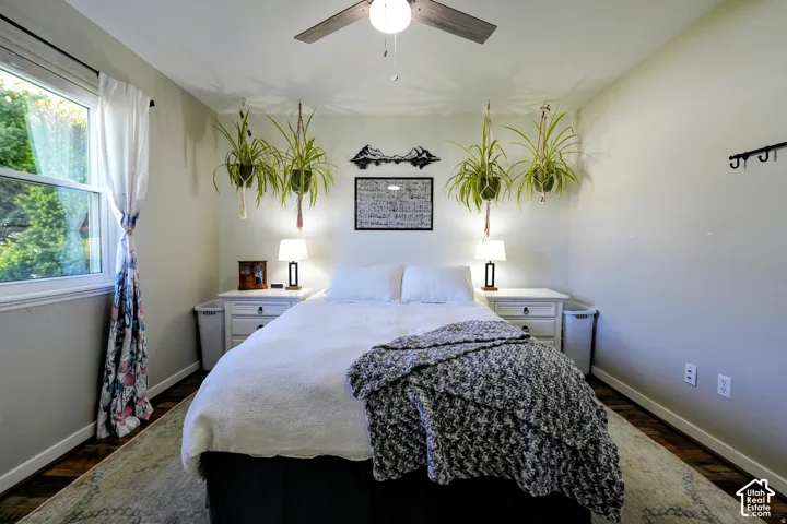 Ceiling fan with integrated lighting