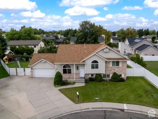 beautiful single-family home on a great lot with beautiful yard, in a quiet cul-de-sac. RV parking and a lightpost.
