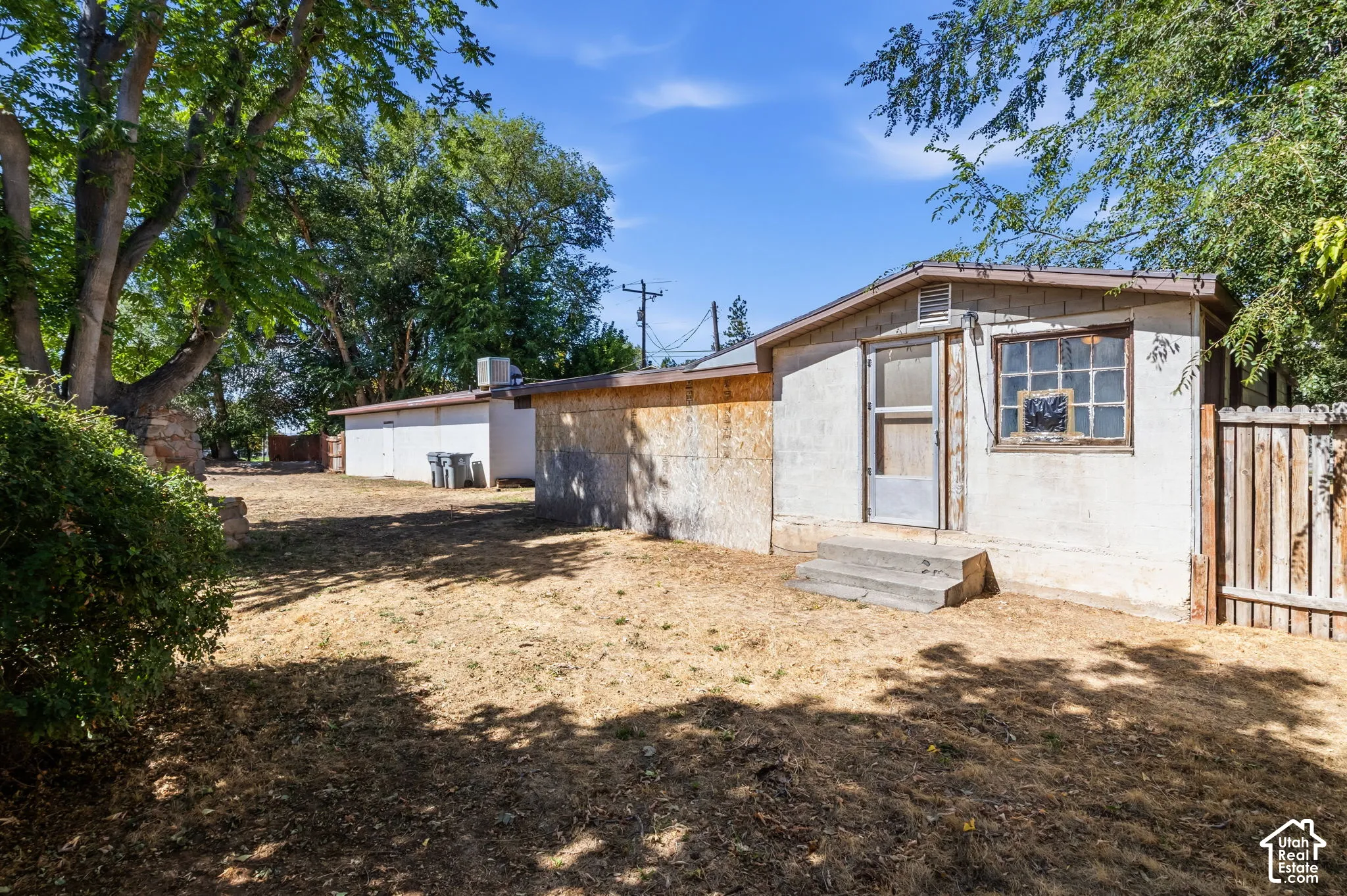 laundry room exterior, wood fence