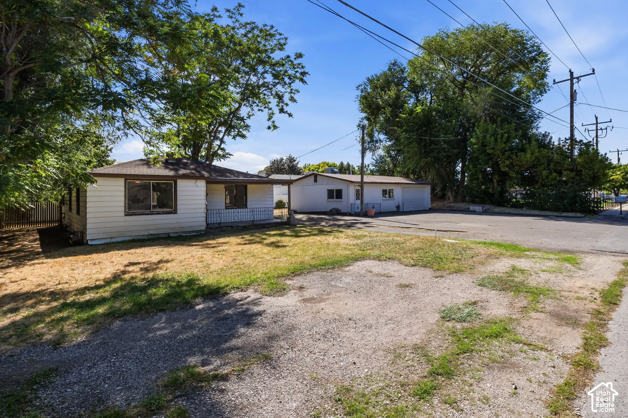 home and detached building for home business or potential ADU with lots of parking