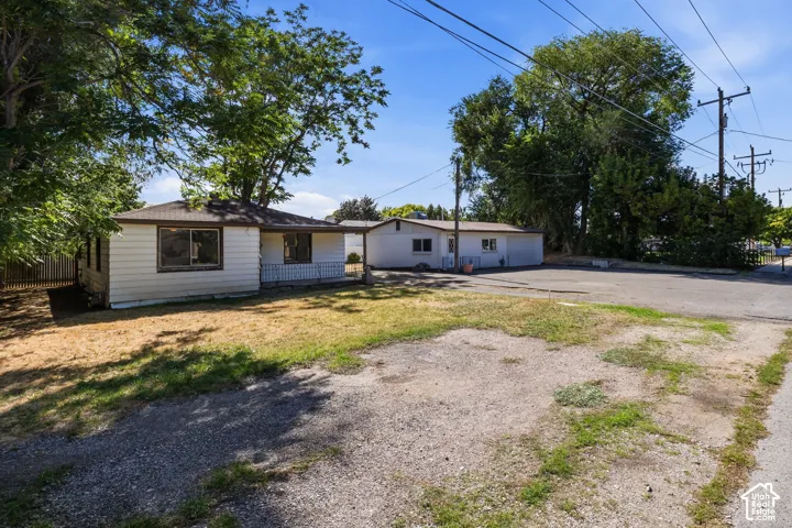 home and detached building for home business or potential ADU with lots of parking