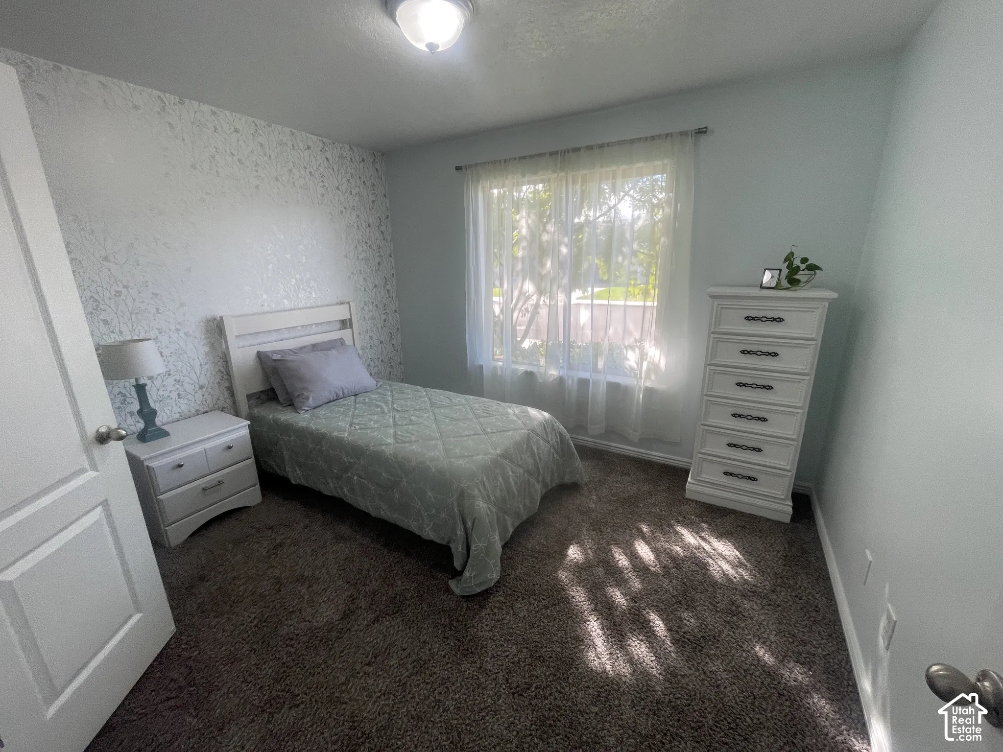 Recessed ceiling lighting and textured accent wall