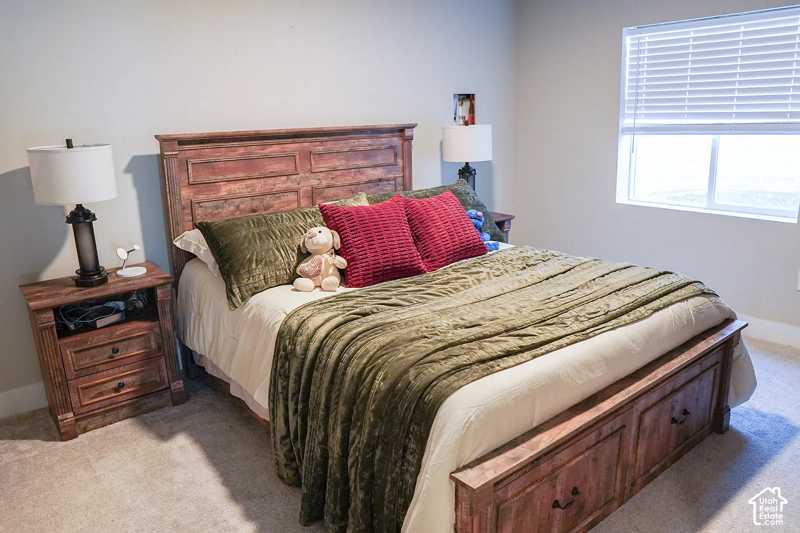 Neutral wall color, window with blinds, and carpeted flooring