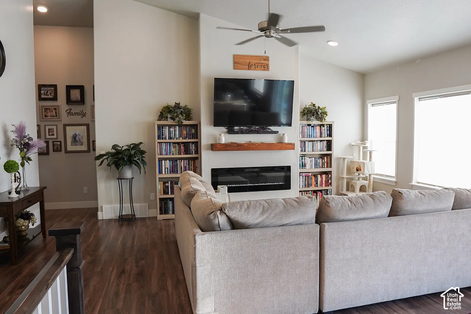 Vaulted ceiling with an integrated ceiling fan and recessed lighting