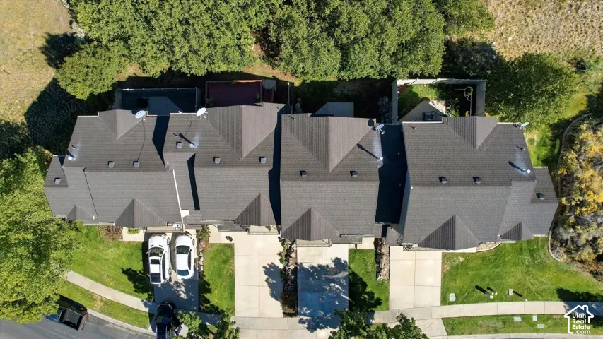 Great Location! Extra Long Driveway (Flat too)