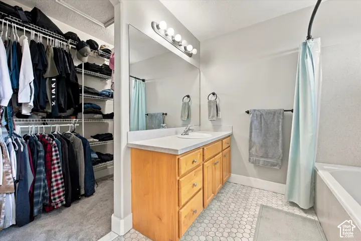 Primary Suite Bathroom w/Large Walk In Closet!