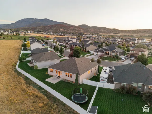 Expansive neighborhood featuring single-story and two-story residences with mountain backdrop