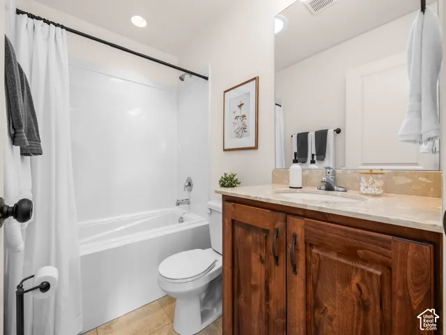 Integrated bathtub and shower with a white surround