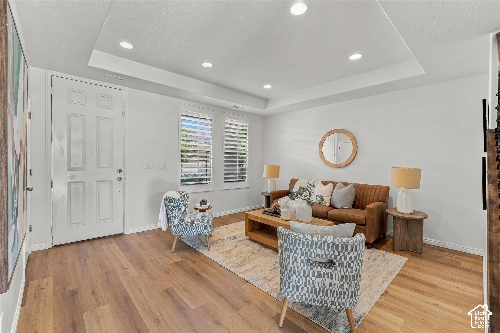 Tray ceiling with recessed lighting